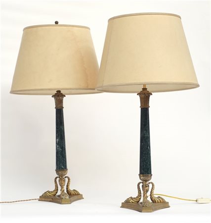 Coppia di lampade con fusto a colonna in marmo verde alpi, base tripode e capit