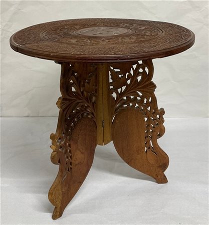 Tavolo tripode sostegno traforato, piano intagliato a foglie di vite centrato d