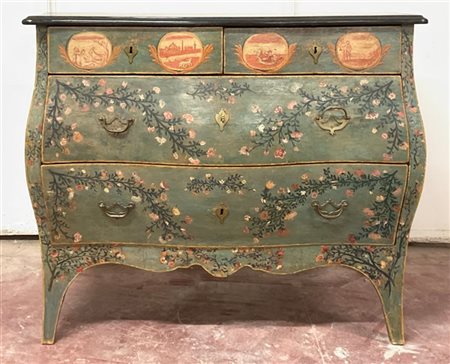 Comò di forma sagomata in legno laccato a fondo verde decorato in policromia a