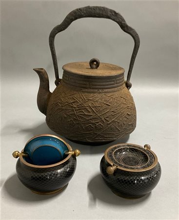 Lotto composto da una teiera in ferro e due posaceneri in smalto cloisonnè
Mani