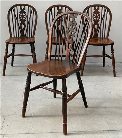 Gruppo di quattro sedie "Windsor" con schienale a giorno decorato da rosone e l