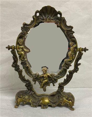 Psiche da tavolo in bronzo decorata con putti in rilievo tra rocaille di foglie