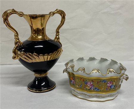 Manifatture diverse, lotto composto da un vaso biansato ed un rinfrescatoio in