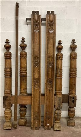 Letto a una piazza con montanti torniti e intagliati a motivi fogliacei, comple