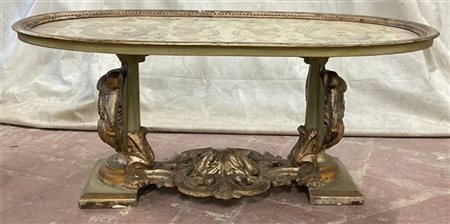 Tavolino da salotto in legno intagliate, laccato e dorato,base decorata da sezi