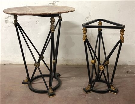 Tavolino con base in in ferro verniciato nero ed elementi decorativi a figure m