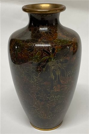 Vaso in metallo cloisonné con decoro a motivi floreali. Cina, sec. XX (h cm 32)