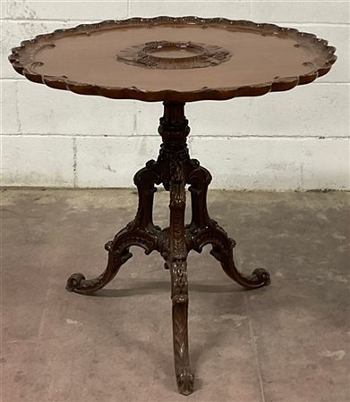 * Tavolino a vela di forma circolare, intagliato a volute, motivi fogliati e gr