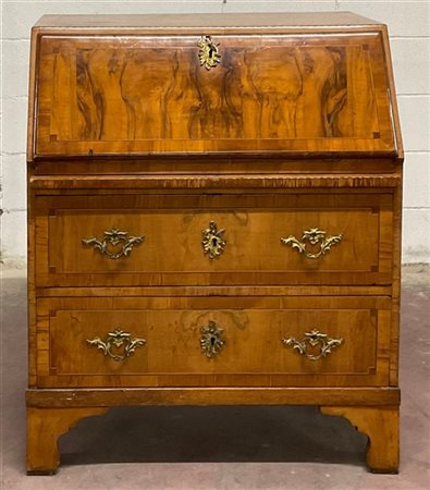 Antica ribalta lastronata in noce e radica di noce. Fronte a due cassetti più r