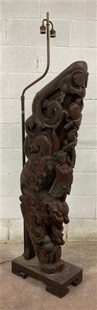 Grande fregio in legno intagliato montato a lampada
Manifattura orientale, sec.