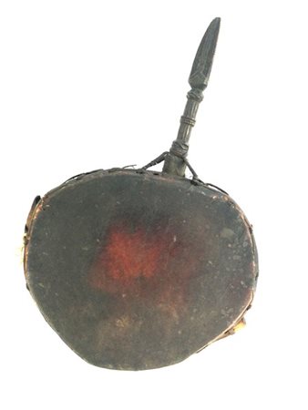 Tamburo africano con impugnatura in legno intagliato a fregi e teste antropomor