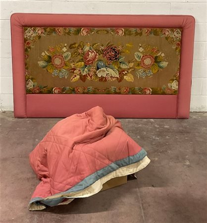 Testata da letto a due piazze con pannello centrale ricamato a piccolo punto, I