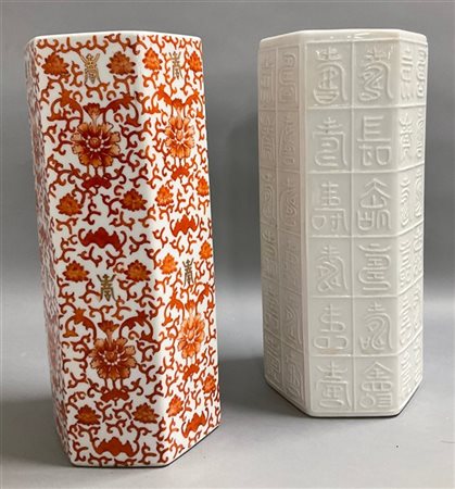 Due vasi esagonali, uno in porcellana bianca decorata con ideogrammi, l'altro i