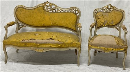 Fornitura da salotto composta da un divano a due posti e una poltrona. Legno in