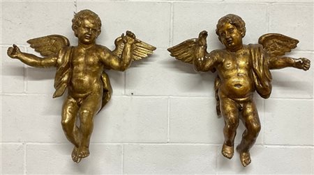 Coppia angioletti in legno scolpito e dorato, doratura di epoca posteriore, sec