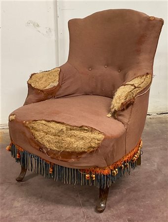 Poltrona da camera con rivestimento in tessuto rosa (gravi difetti)