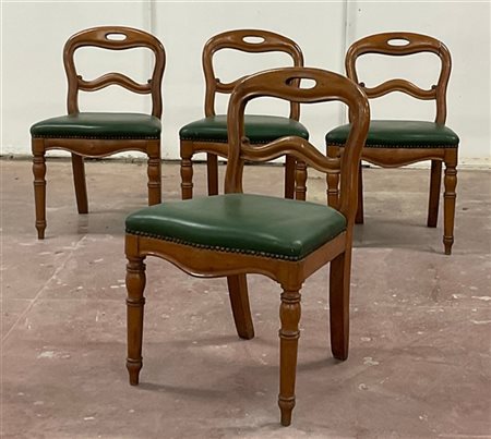 Gruppo di quattro sedie con schienale a giorno, gambe anteriori tornite, poster