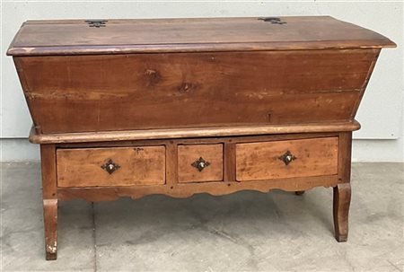 Antica madia in rovere con tre cassetti alla base e guarnizioni in metallo (dre