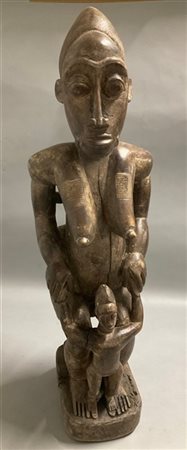 Arte africana, scultura in legno raffigurante una madre seduta con due bambini
