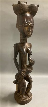 Arte africana, scultura in legno raffigurante una madre con bambino (h cm 65) (