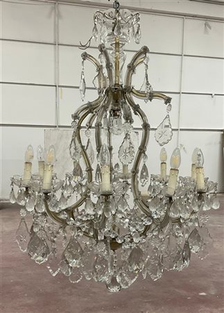 Lampadario a undici luci, in metallo e vetro decorato con pendagli, rosette a c