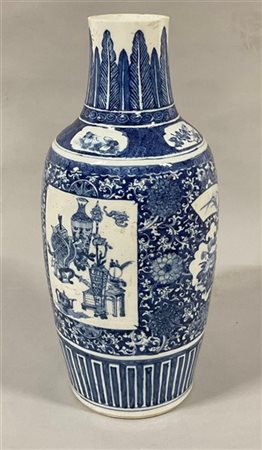 Vaso in porcellana bianca e blu decorato a riserve con oggetti 
Cina, inizio se