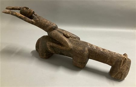 Arte africana, scultura in legno raffigurante un uomo a cavallo (l cm 68) (dife