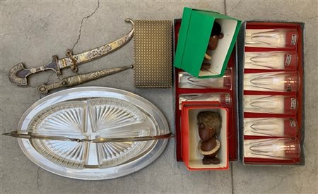 Cartone contenente numerosi oggetti (difetti e mancanze)