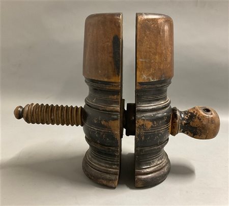 Strumento da modista per allargare i cappelli in legno tornito parzialmente eba