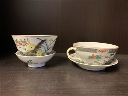 Lotto composto da una ciotolina con coperchio, una tazzina e un piattino in por