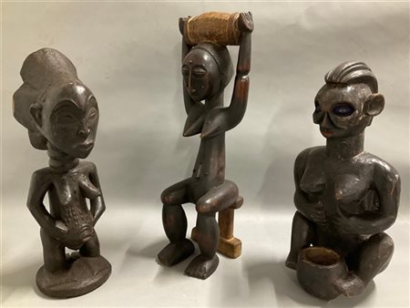 Arte africana, lotto di tre figure femminili, legno scolpito e pigmenti, etnie