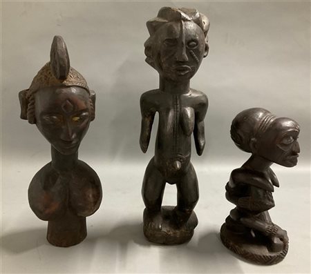 Arte africana, lotto di tre figure femminili, legno scolpito e pigmenti, etnie