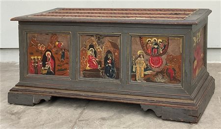Cassapanca in legno laccato decorata sul fronte e sui fianchi a riquadri dipint