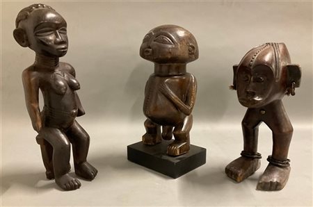Arte africana, lotto di tre figure in legno scolpito, etnie differenti (h max c
