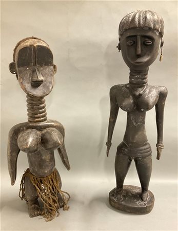 Arte africana, due figure femminili in legno scolpito, fibre vegetali e capelli