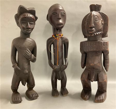 Arte africana, lotto di tre figure maschili in legno scolpito, etnie differenti