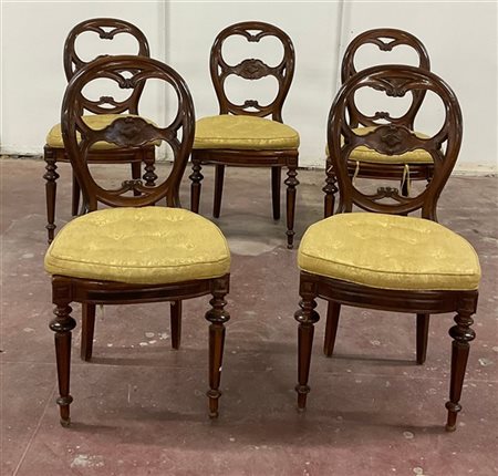 Gruppo di cinque sedie in noce con schienale a giorno intagliato a riccioli, ga