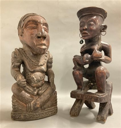 Arte africana, lotto di due figure femminili sedute in legno scolpito di cui un