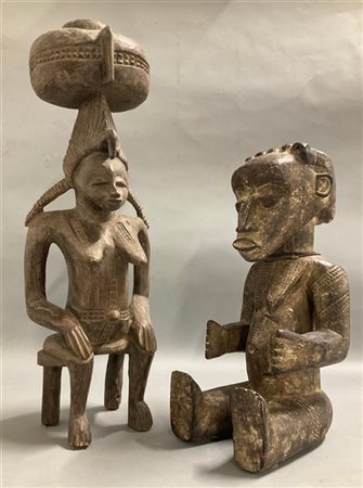 Arte africana, lotto di due figure femminili sedute, legno scolpito e pigmenti,