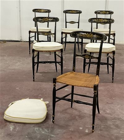 Gruppo di sei sedie chiavarine in legno ebanizzato decorato con fregi, fiori e