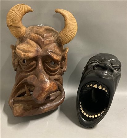 Lotto composto da una una scultura in gesso smaltato con figura maschile con la