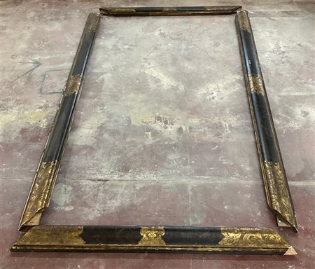 Grande cornice in legno laccata a finto marmo con profili e fregi dorati (difet