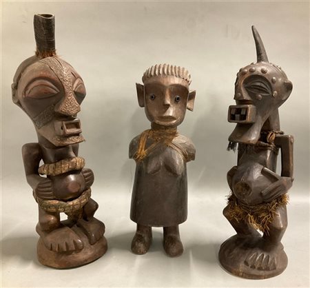 Arte africana, lotto di tre figure rituali in legno scolpito con inserti in tes