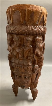 Tamburo tripode in legno scolpito con figure e mascheroni (h cm 46, d cm 19) (l