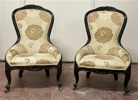 Coppia di poltroncine da camera in legno intagliato ed ebanizzato rivestite in