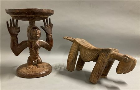 Arte africana, lotto di due sgabelli in legno scolpito con figura femminile e d