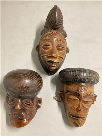 Arte africana, lotto di tre maschere in legno scolpito (h cm 25) (difetti)

Col