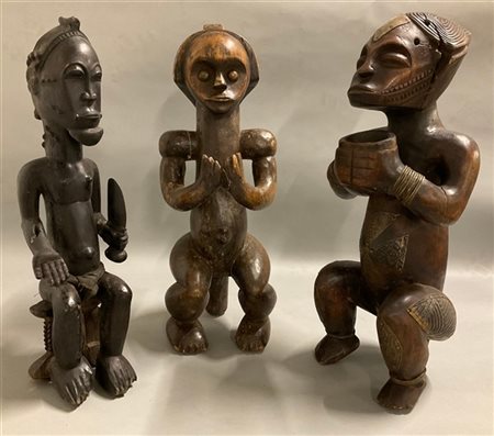 Arte africana, lotto di tre figure maschili sedute in legno scolpito con insert