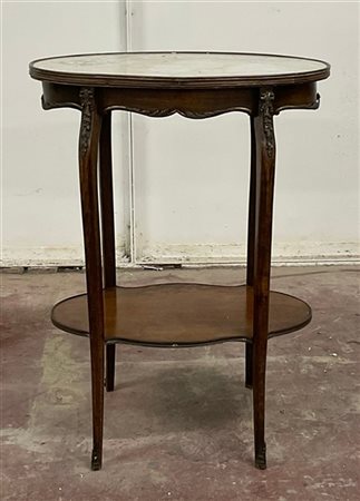 Tavolino ovale in legno decorato con fregi, profili e scarpette in bronzo cesel