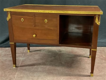 Mobile d'appoggio con gambe rastremate, tre cassetti e vano a giorno, guarnizio